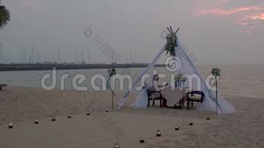 海滩上的浪漫晚餐，泰国日落时在海滩上的honemoon晚餐，<strong>情人节套餐</strong>
